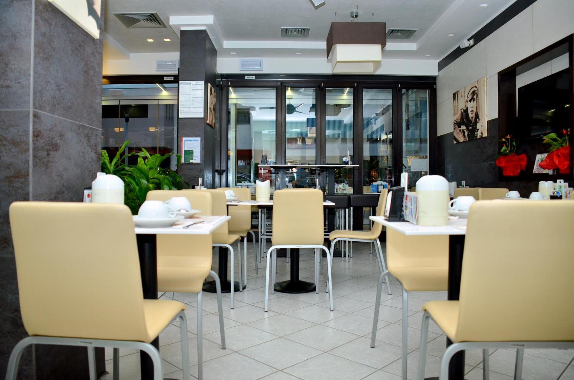 Hotel Etna Lignano Sabbiadoro Dış mekan fotoğraf
